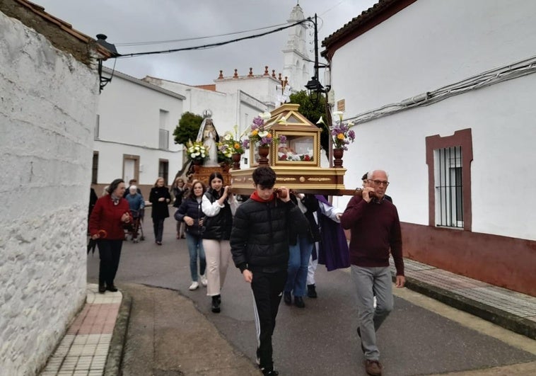 La Lapa celebra su única procesión de la Semana Santa