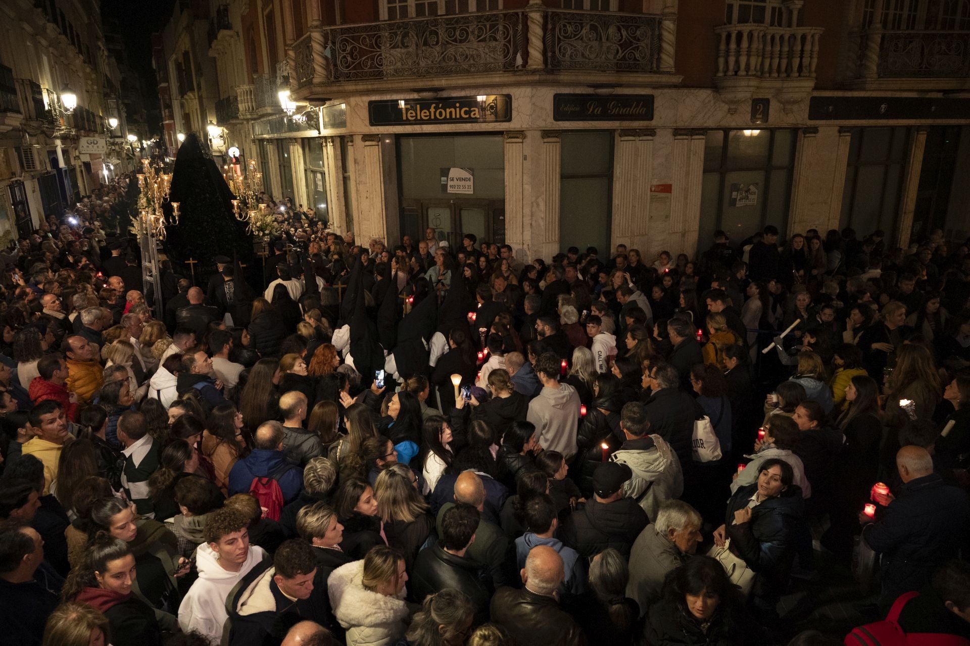 La procesión de la Virgen de la Soledad de Badajoz, en imágenes
