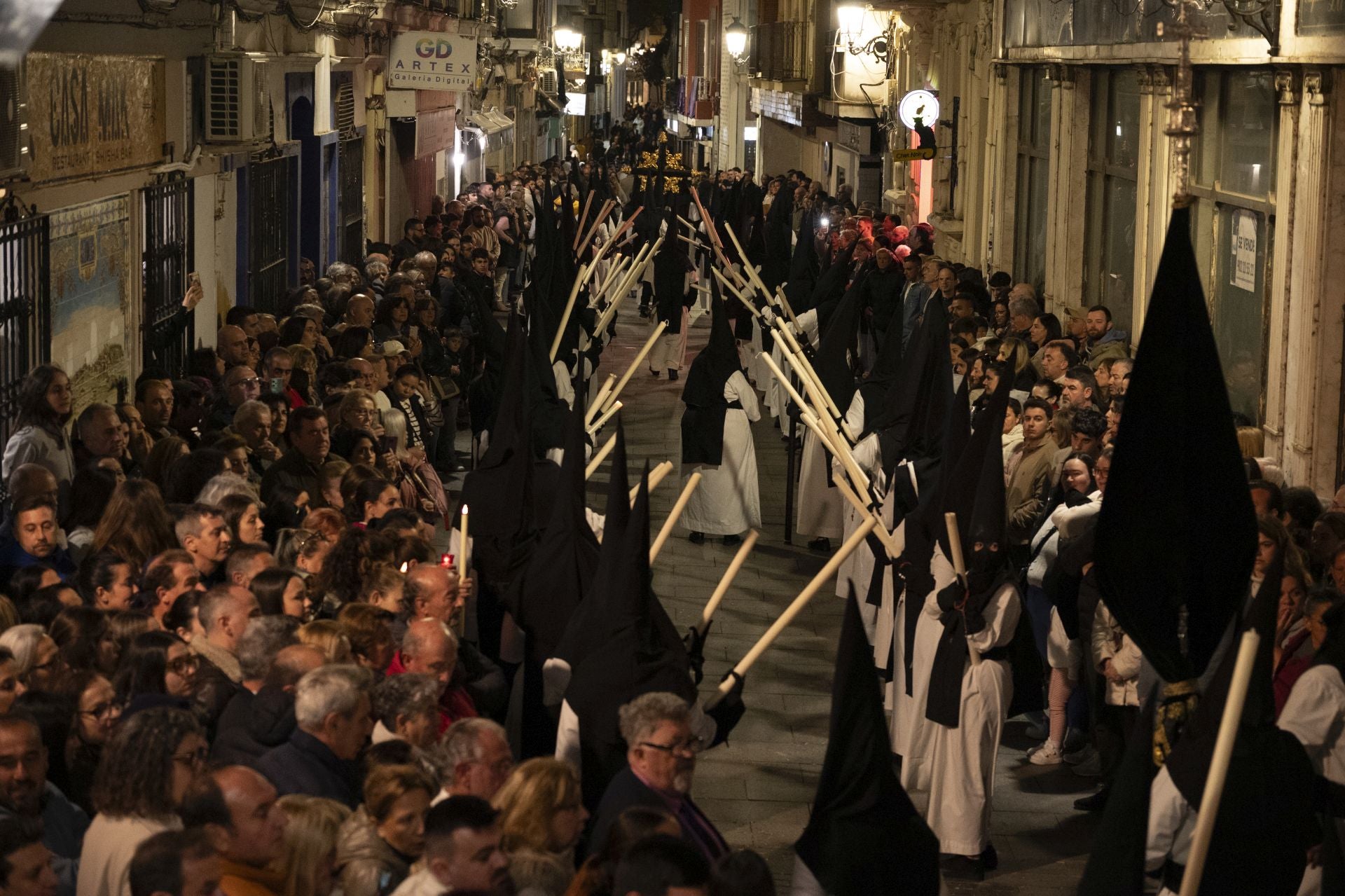La procesión de la Virgen de la Soledad de Badajoz, en imágenes