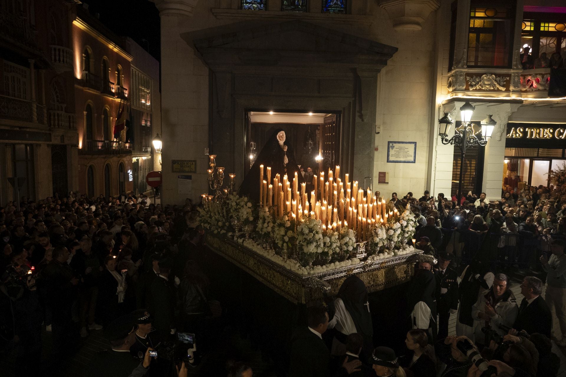 La procesión de la Virgen de la Soledad de Badajoz, en imágenes