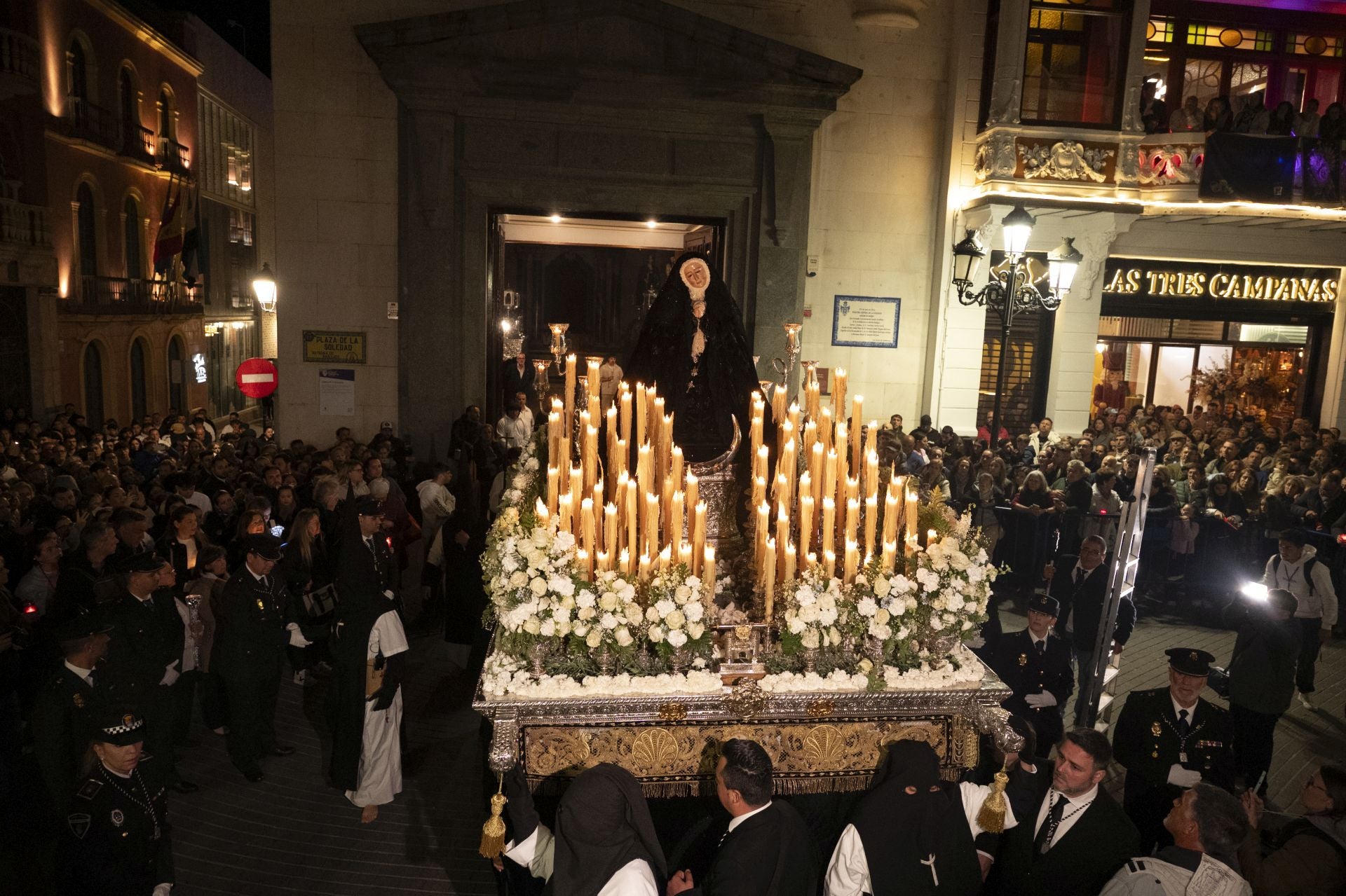La procesión de la Virgen de la Soledad de Badajoz, en imágenes
