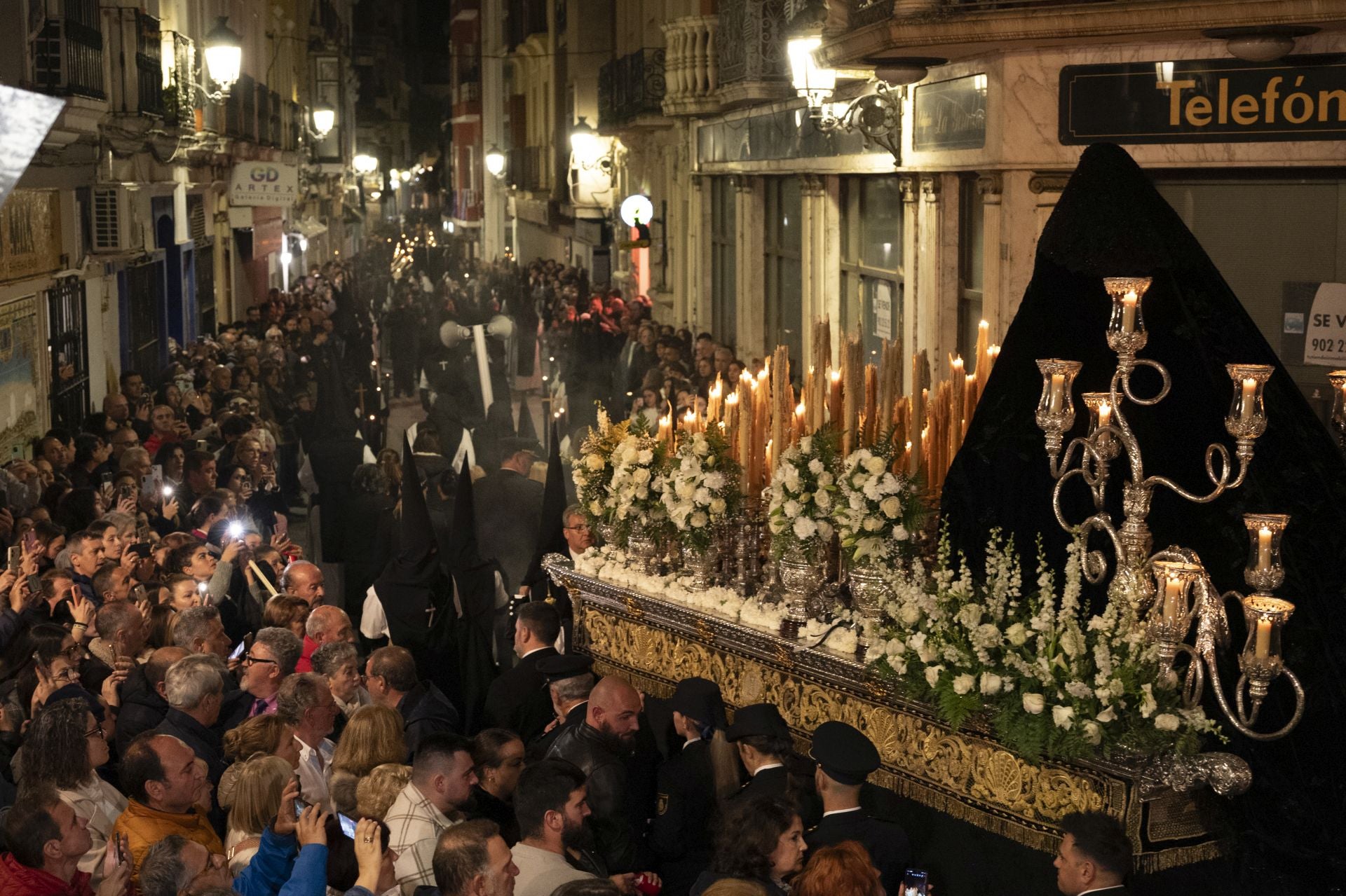 La procesión de la Virgen de la Soledad de Badajoz, en imágenes