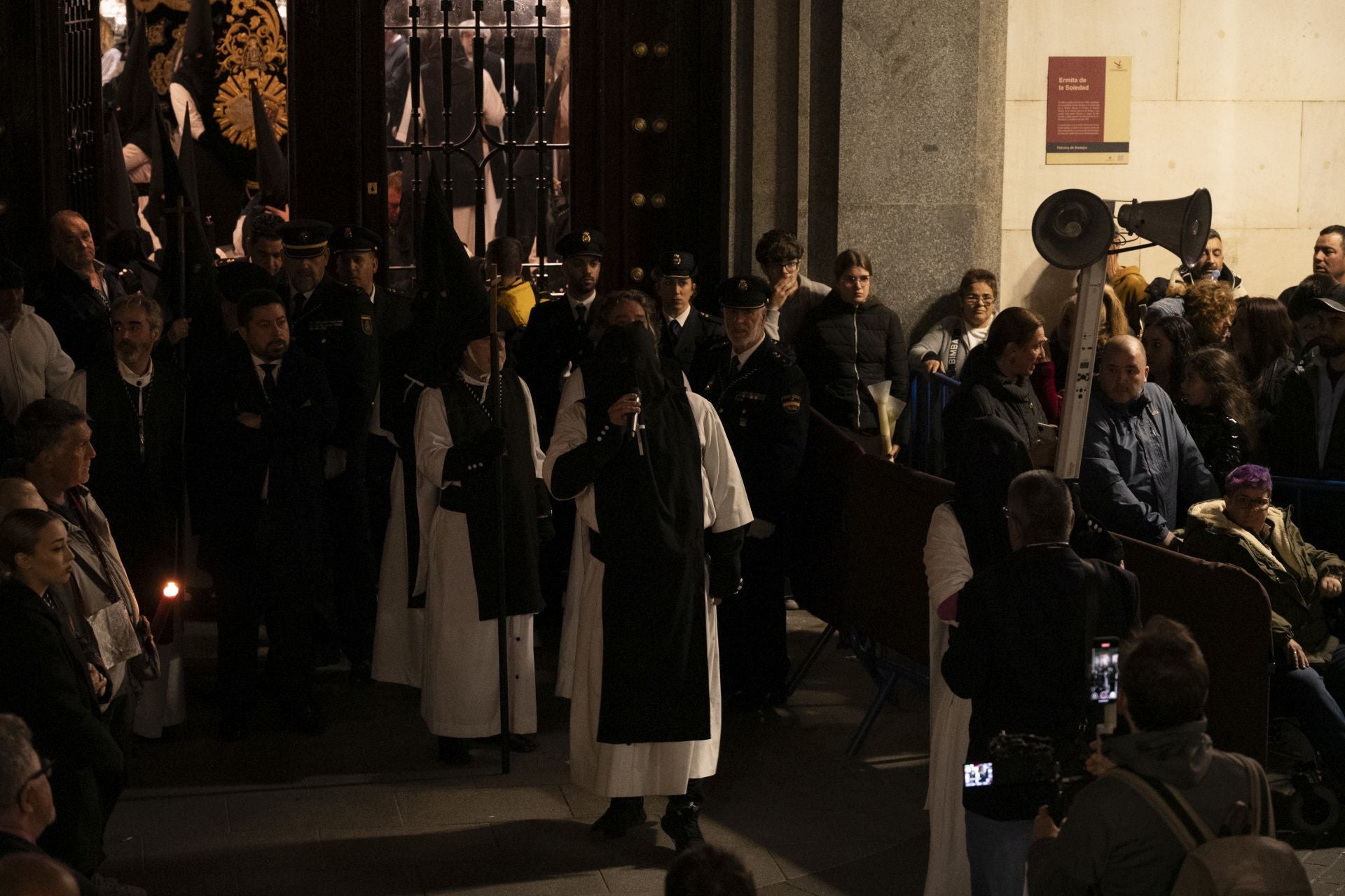 La procesión de la Virgen de la Soledad de Badajoz, en imágenes