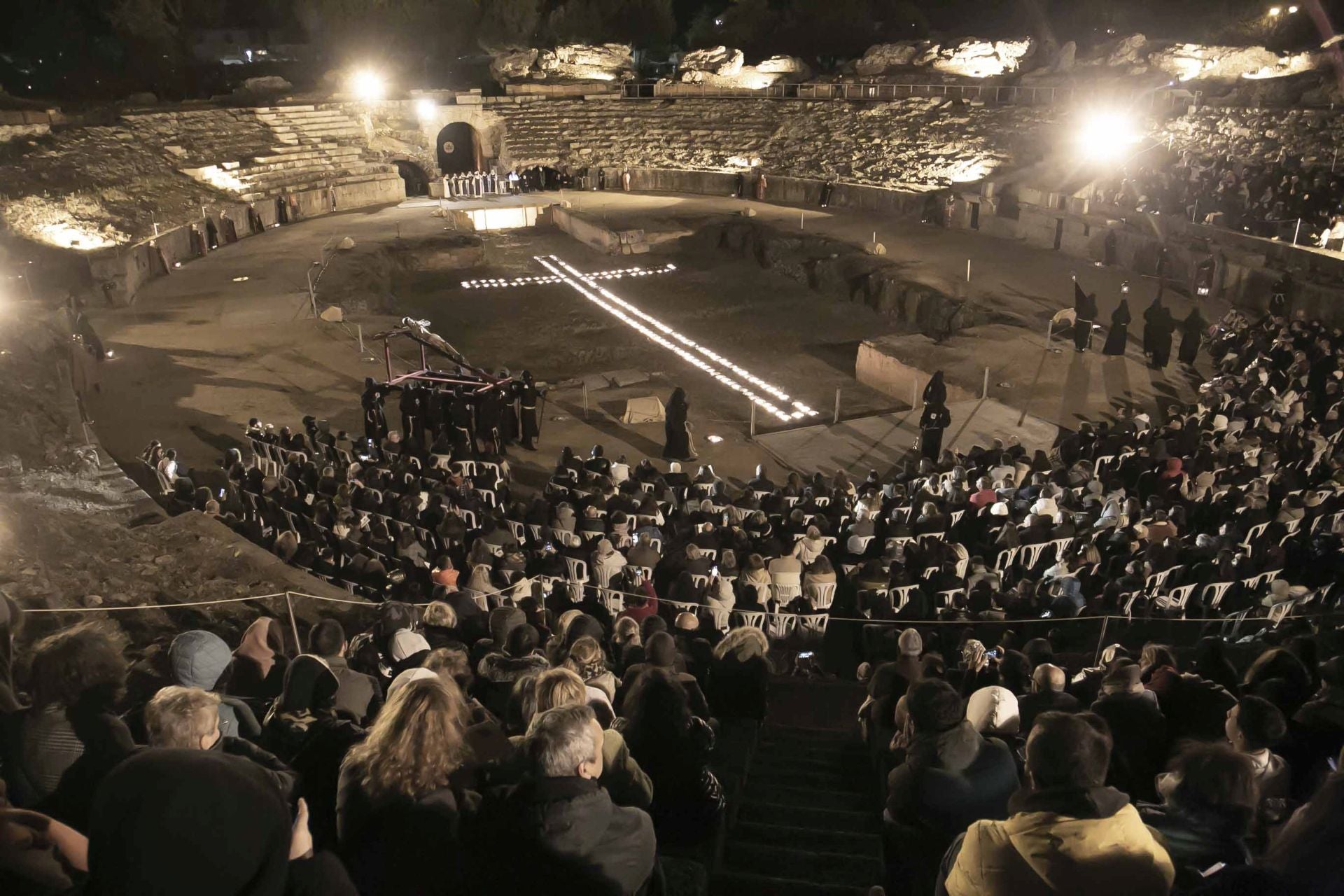 Las mejores imágenes del viacrucis en el Anfiteatro de Mérida