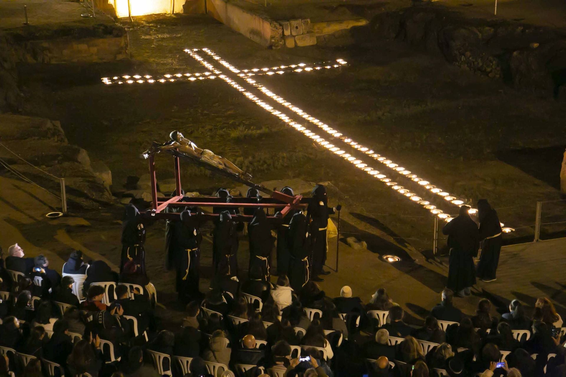 Las mejores imágenes del viacrucis en el Anfiteatro de Mérida
