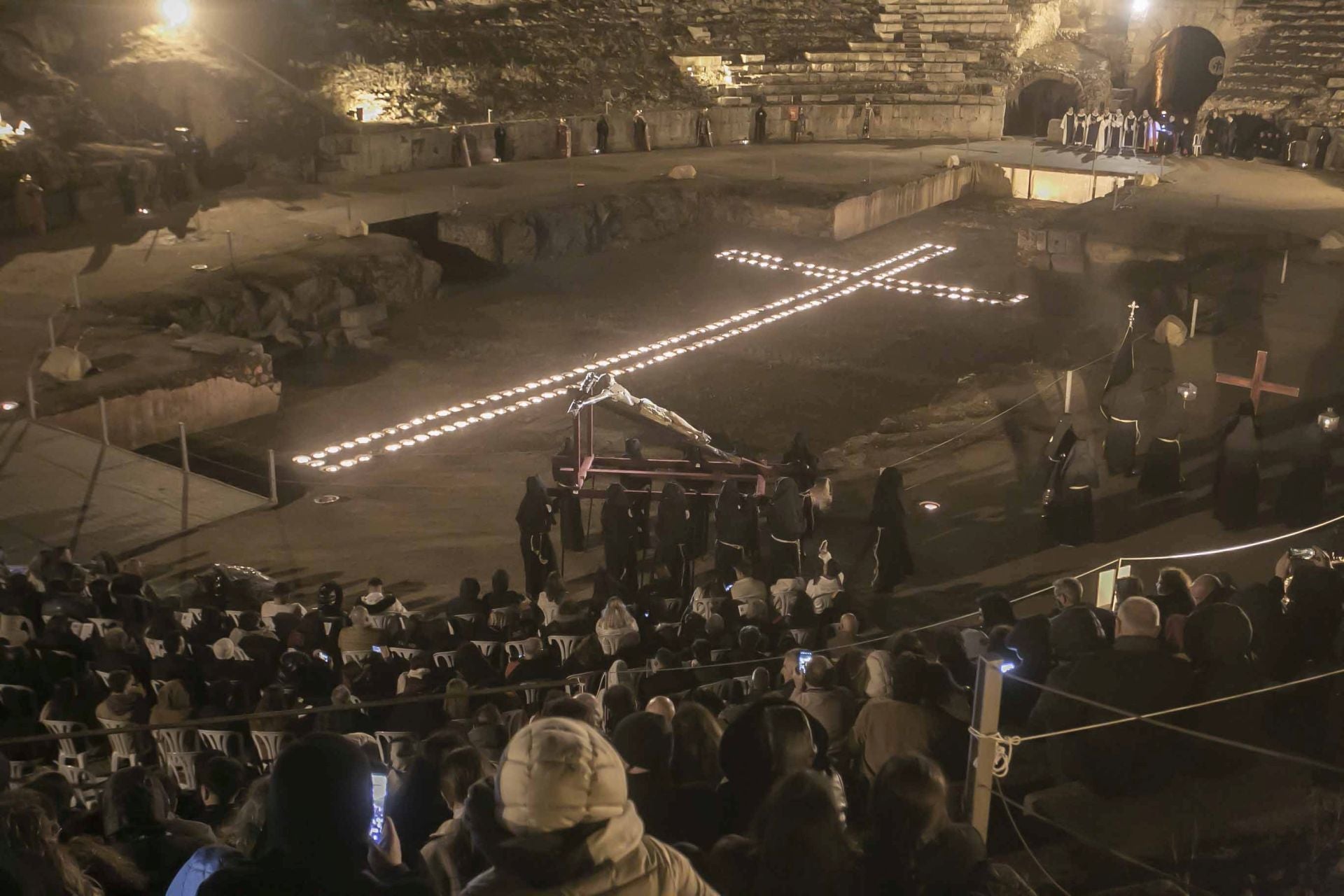Las mejores imágenes del viacrucis en el Anfiteatro de Mérida