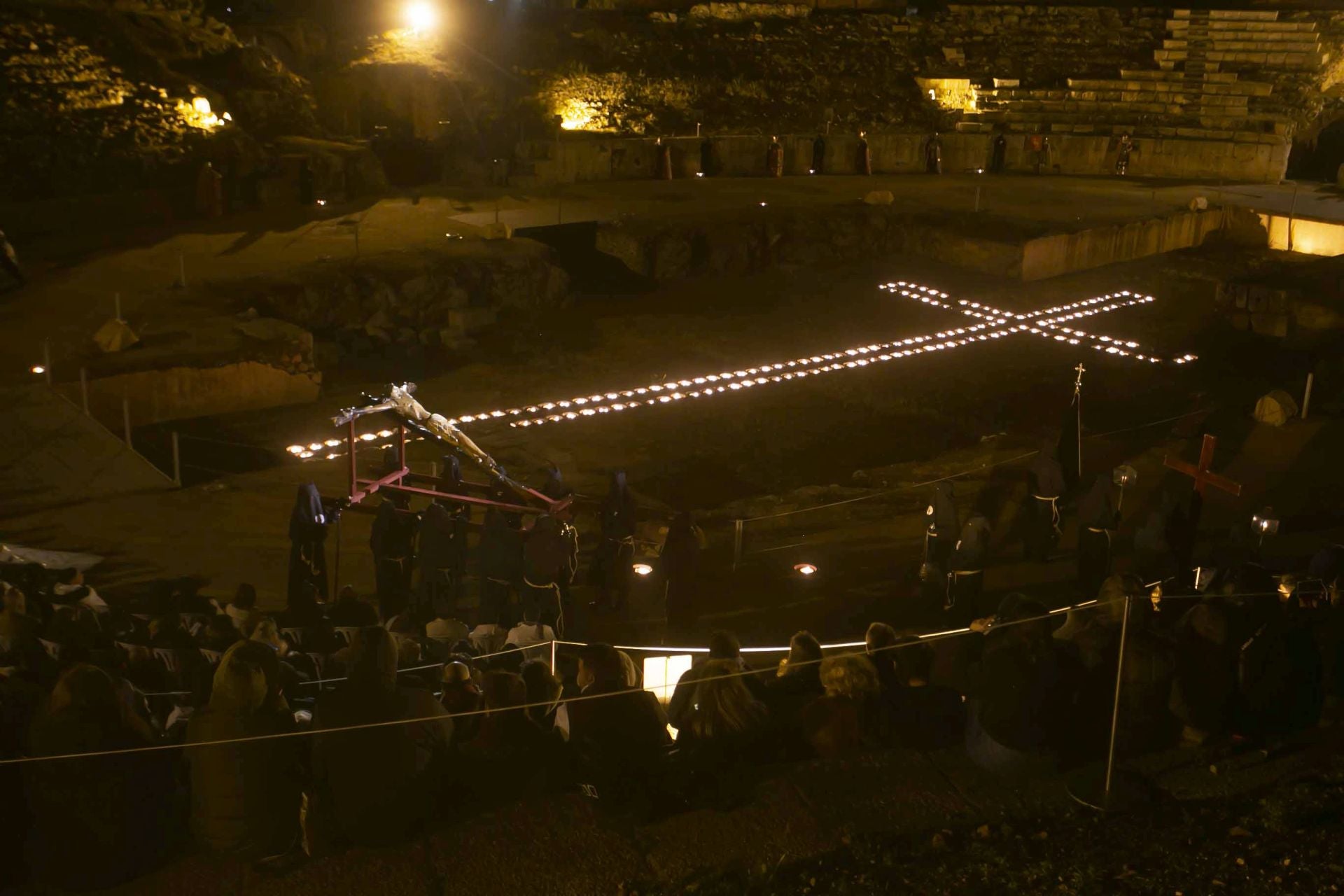 Las mejores imágenes del viacrucis en el Anfiteatro de Mérida