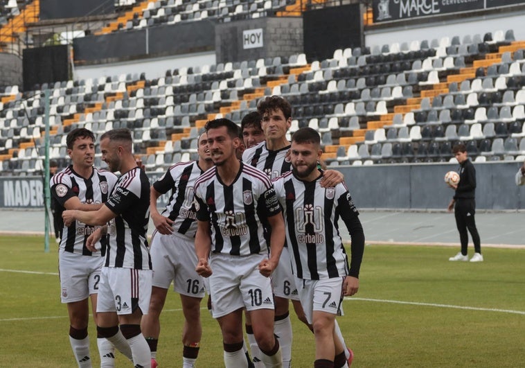 Barba y Bermu devuelven al Badajoz a playoff