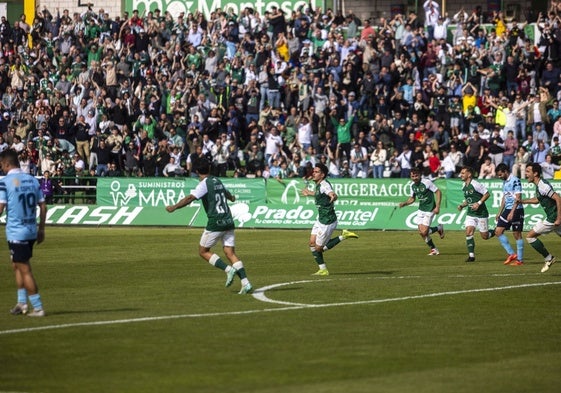Merencio celebra el primer gol del Cacereño ante el Coria.