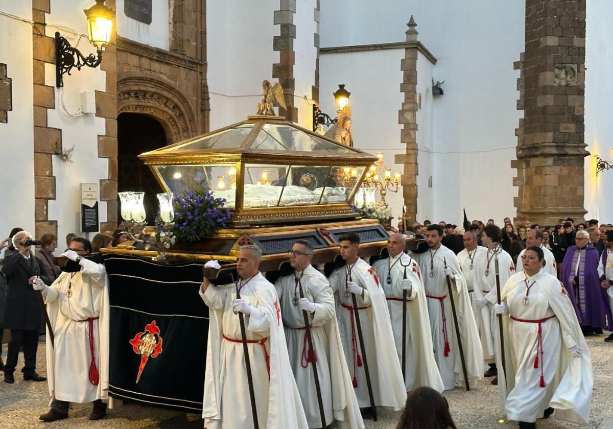 Paso del Santo Entierro el viernes tras salir de la iglesia de San Juan.