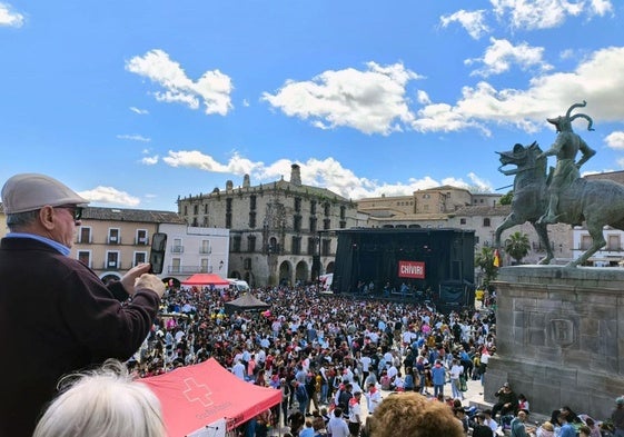 La plaza Mayor acogió a miles de personas un año más para conmemorar el Chíviri.