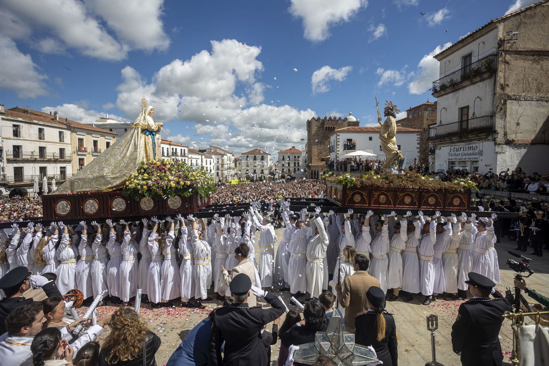 Fotos | Así ha puesto Cáceres el broche final a la Semana Santa