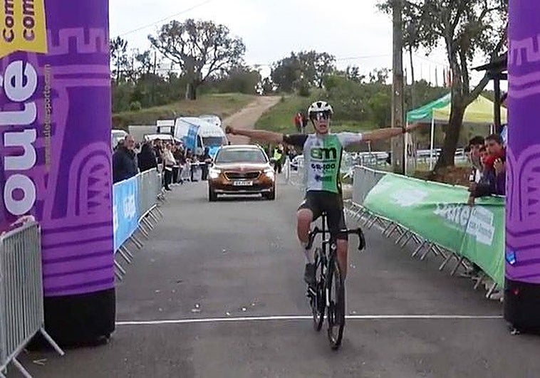 Mario Cordero cruza la meta como vencedor de la tercera etapa de la Volta Loulé Junior.
