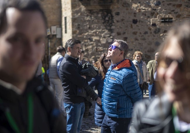 Emiliano García-Page (con gafas de sol), presidente de Castilla-La Mancha, este domingo en San Mateo.