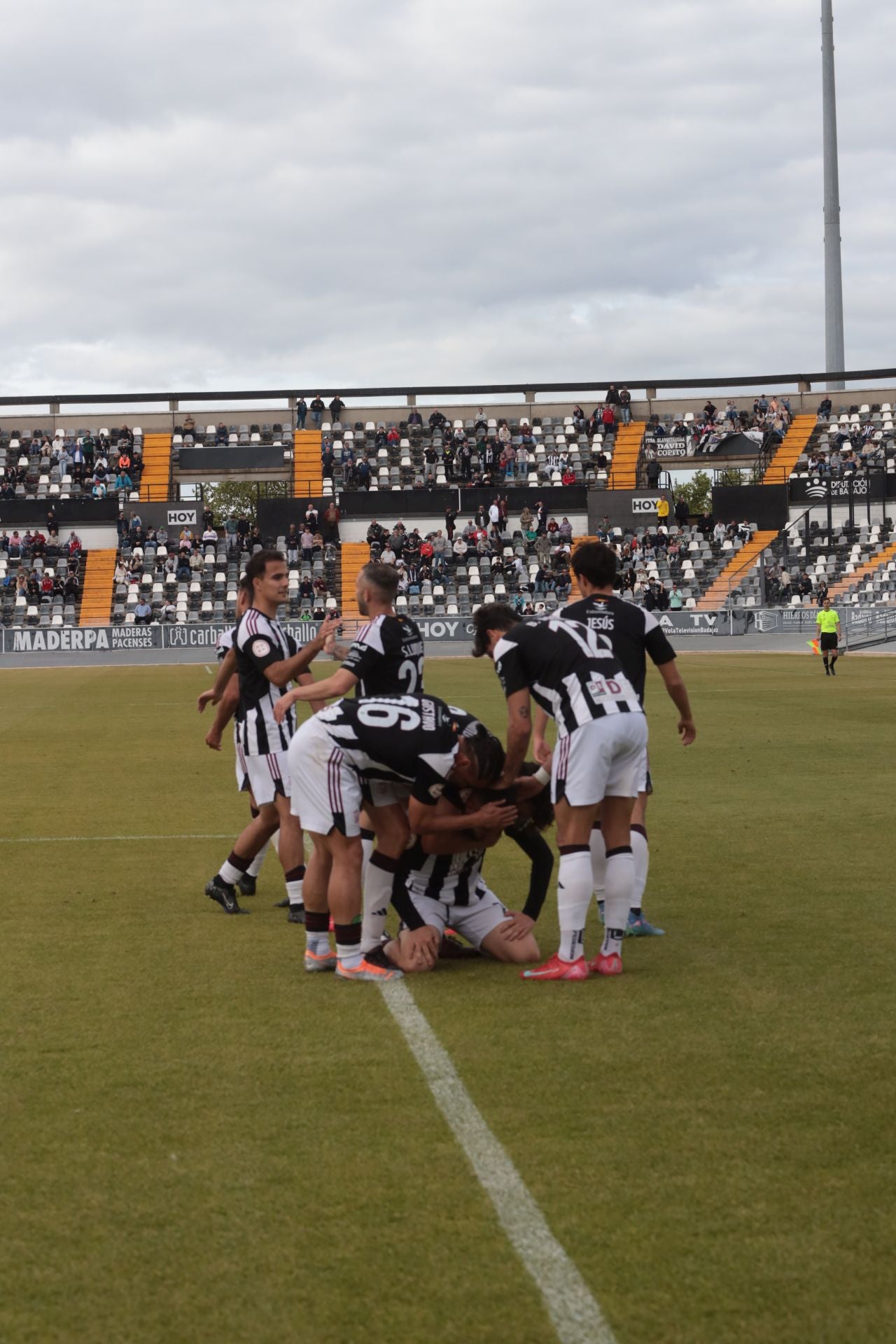 El partido entre el Badajoz y el Santa Amalia, en imágenes