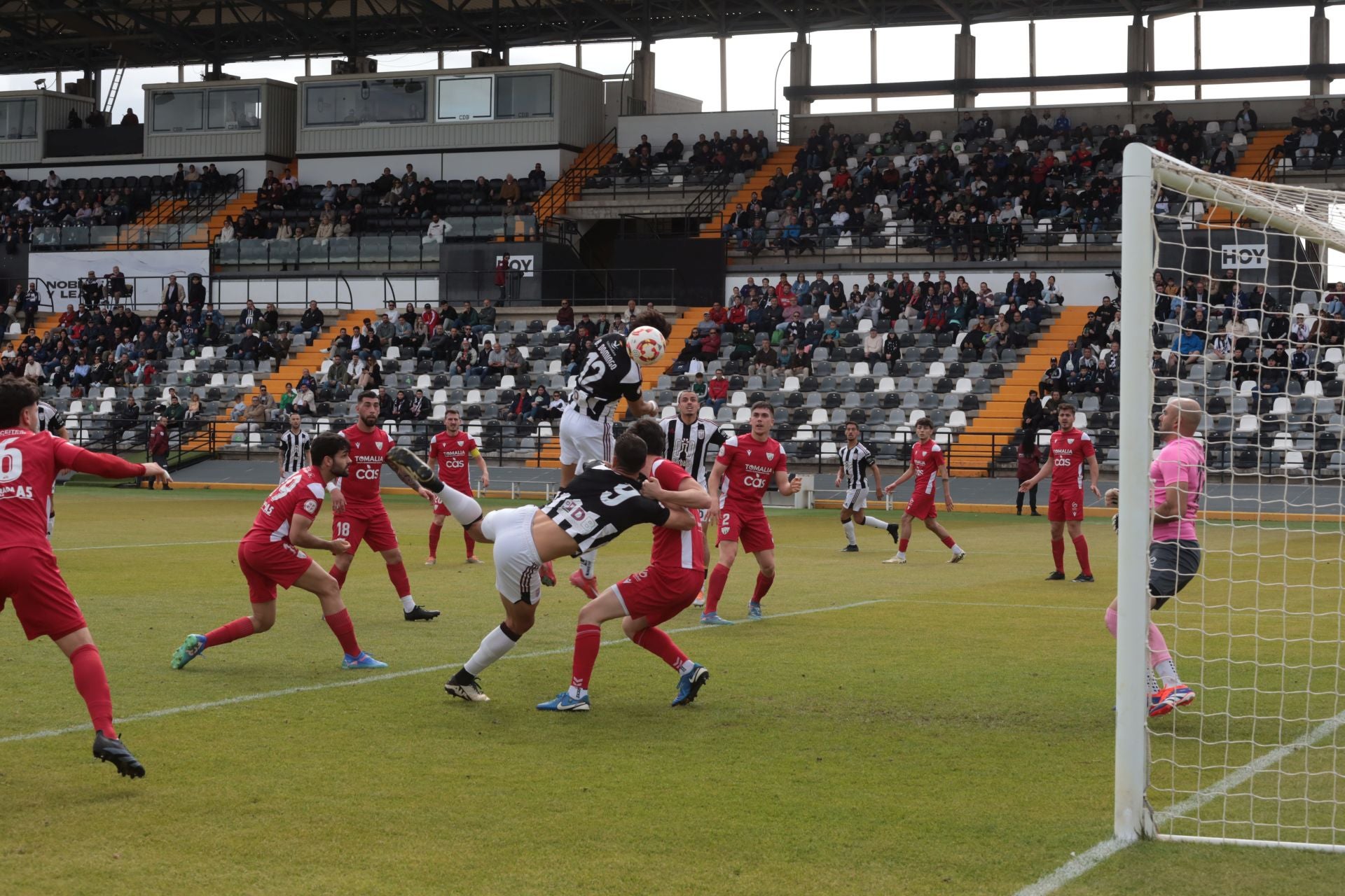 El partido entre el Badajoz y el Santa Amalia, en imágenes