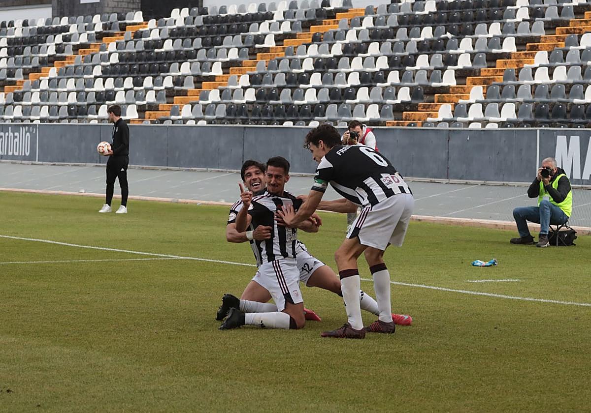 El partido entre el Badajoz y el Santa Amalia, en imágenes
