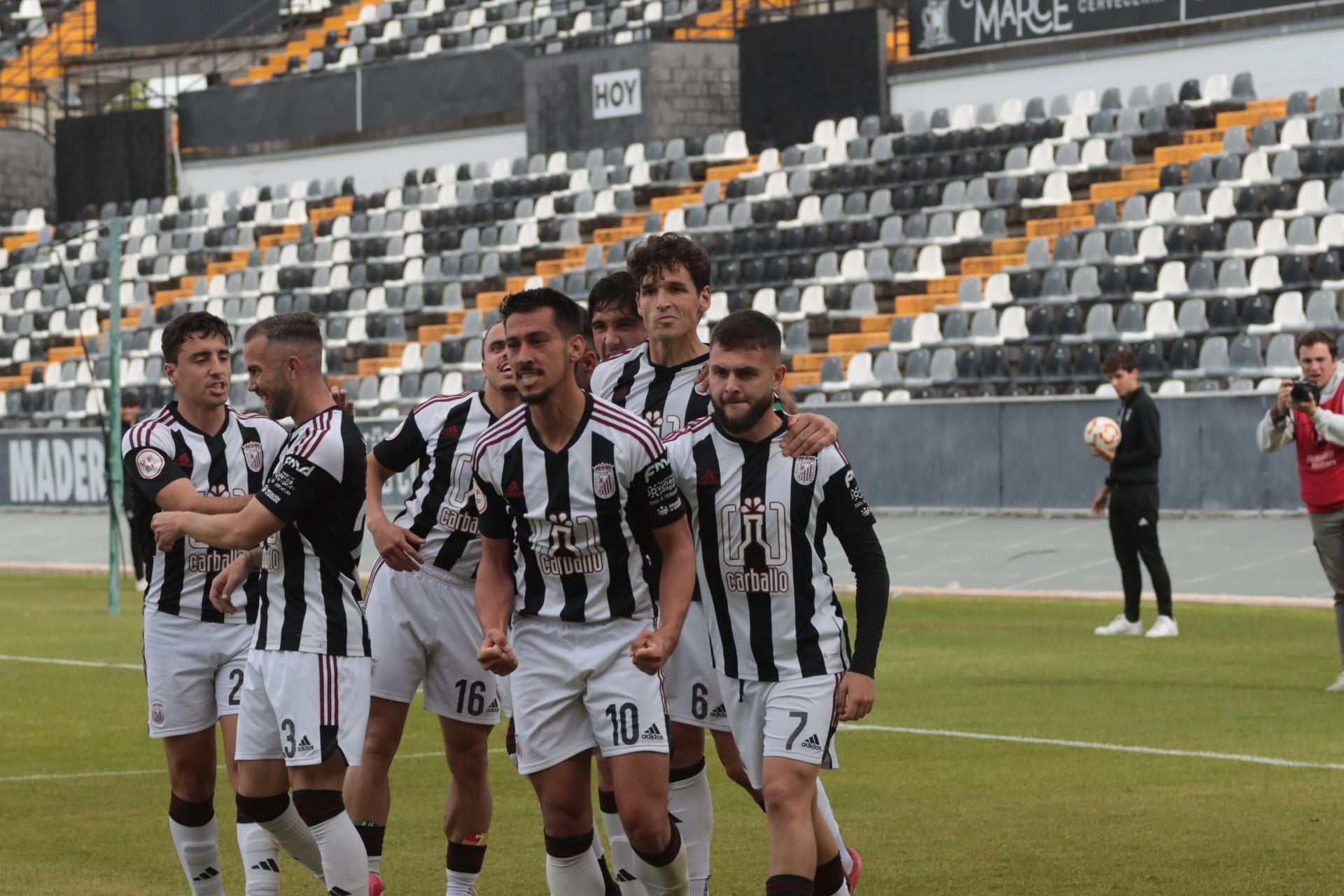 El partido entre el Badajoz y el Santa Amalia, en imágenes