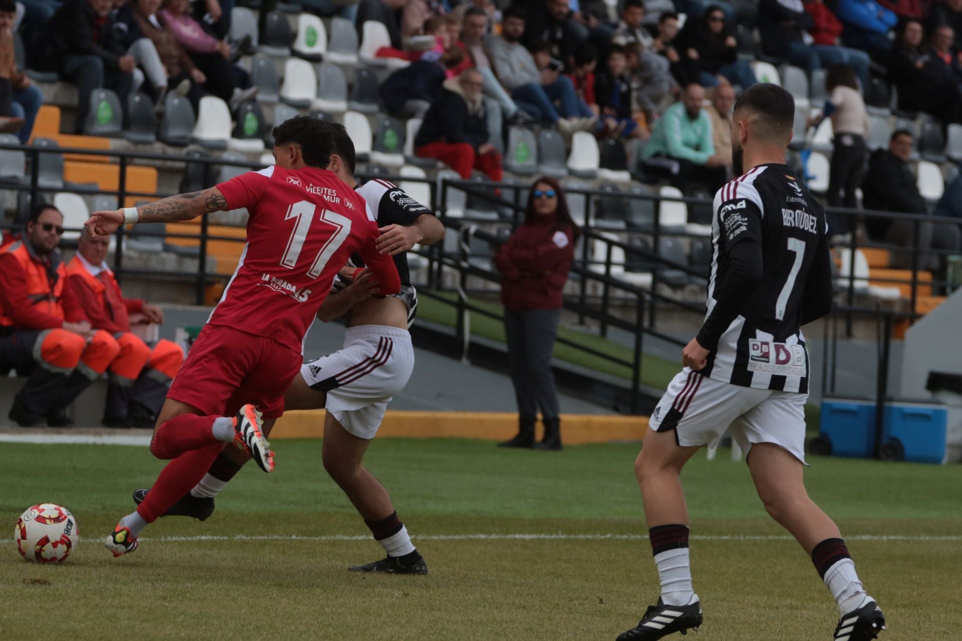 El partido entre el Badajoz y el Santa Amalia, en imágenes