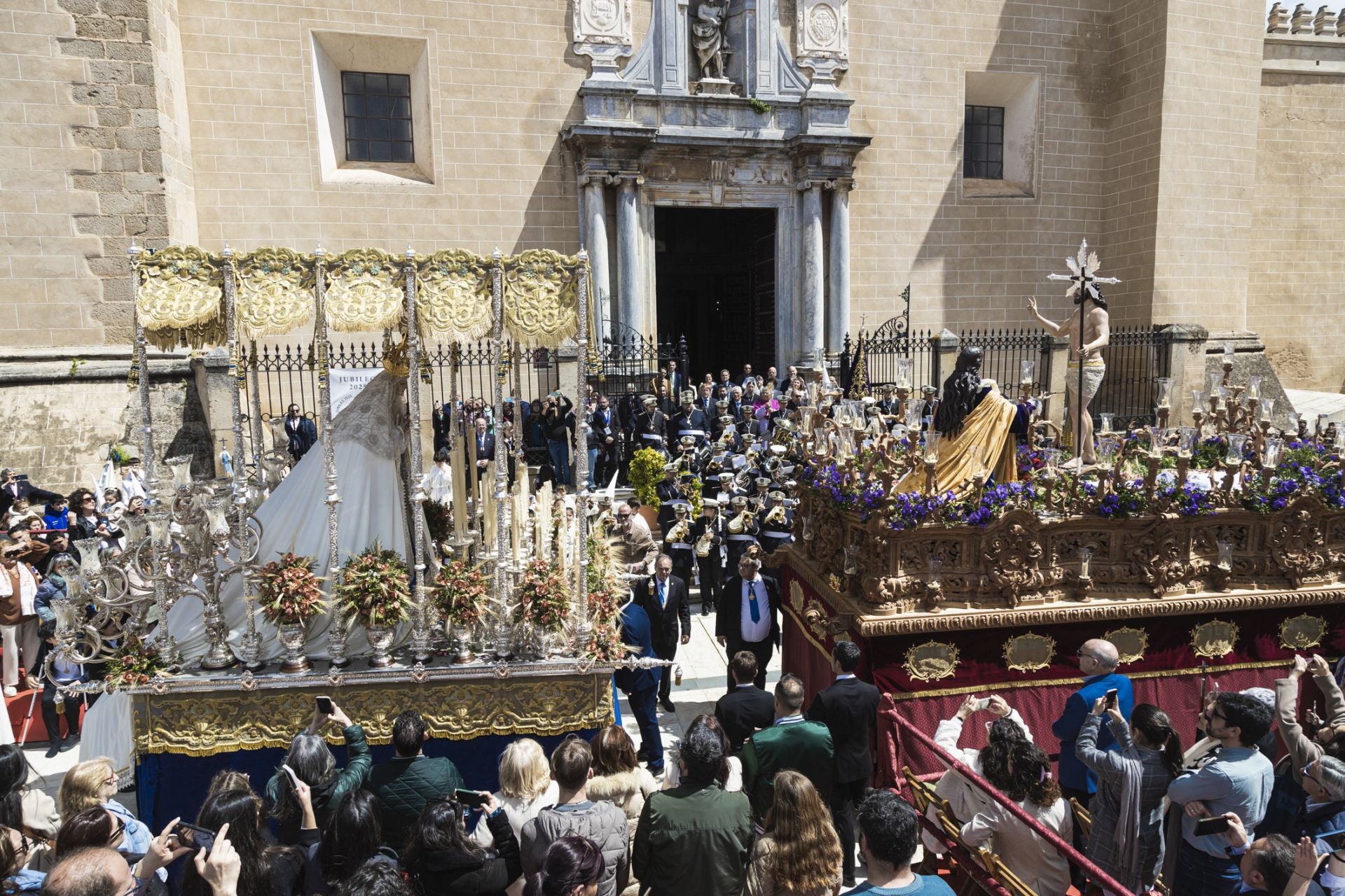 Fotos | Así ha sido la procesión de la Hermandad del Resucitado
