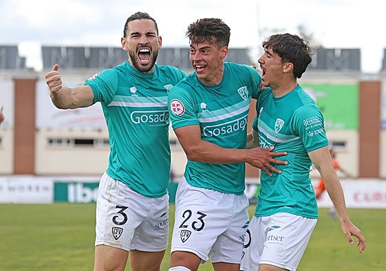 Lobato y Kevin celebran con Chalbaud el 1-0 del triunfo contra el Xerez CD.