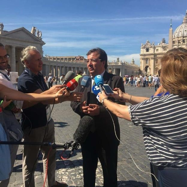 El expresidente de la Junta de Extremadura, Guillermo Fernández Vara, comparece ante los medios en 2018 tras ser recibido por el Papa Francisco.