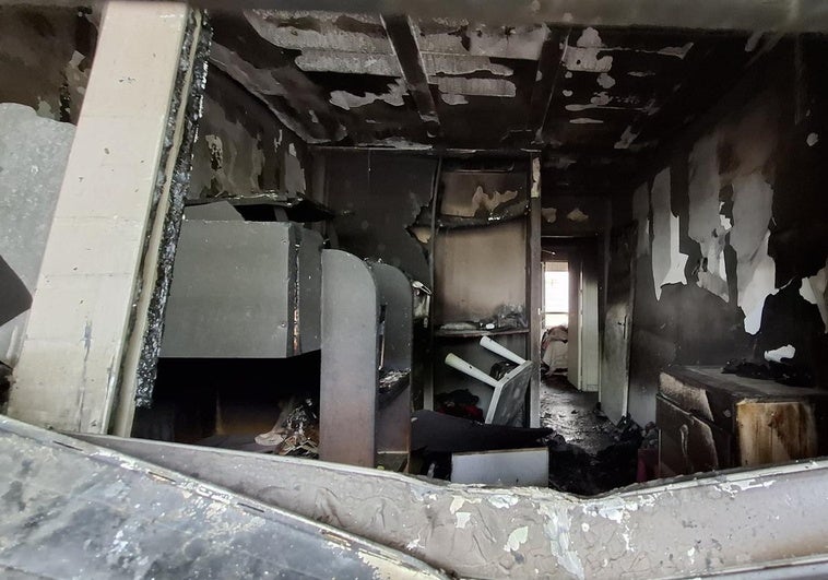 Varios asistidos y dos perros muertos en el incendio de una vivienda de madrugada en Badajoz