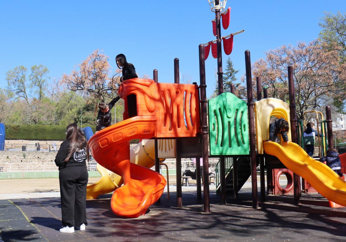 La Comisión Jurídica permite reanudar la licitación de los parques infantiles de Plasencia