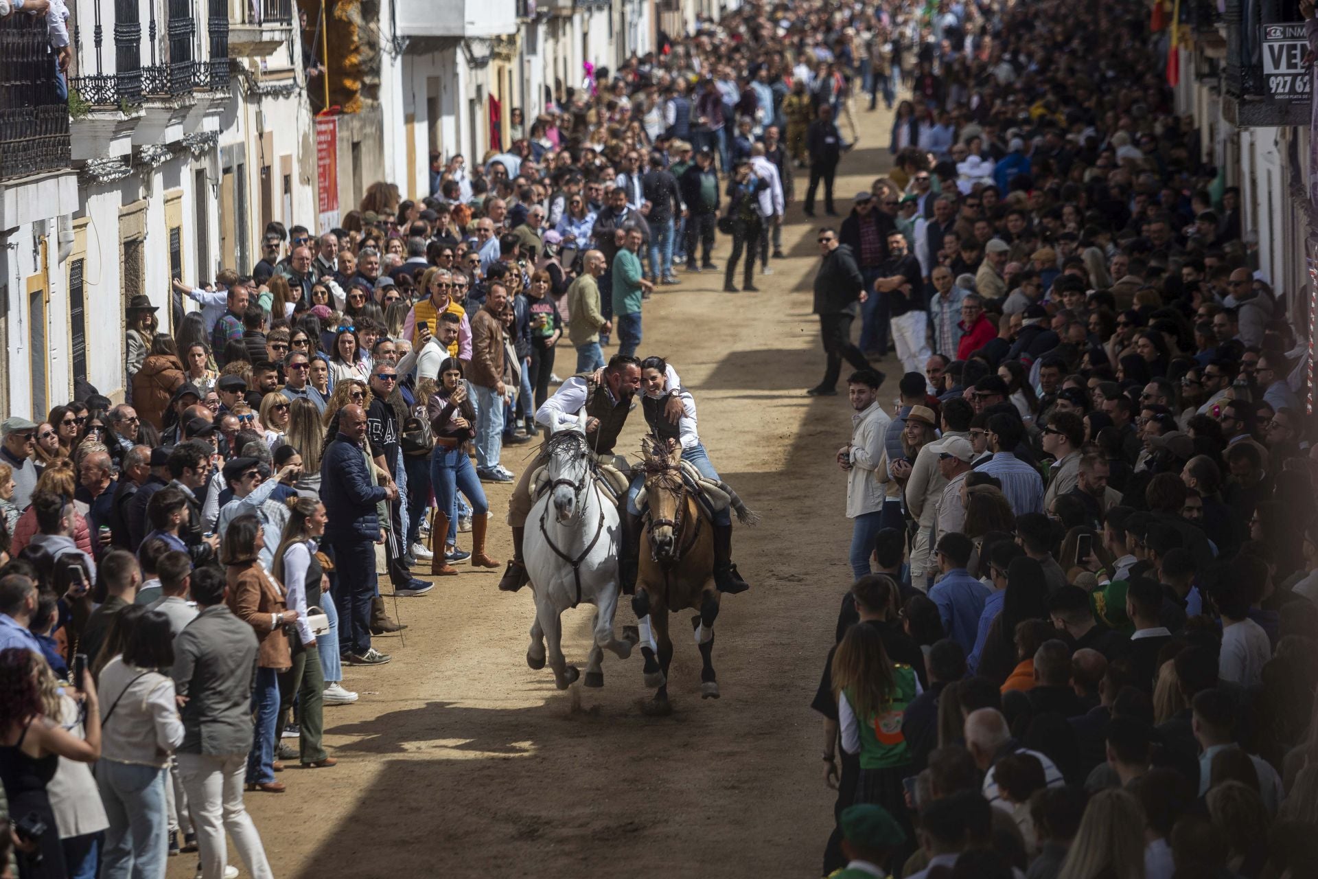 Así han cruzado los jinetes por La Corredera de Arroyo de la Luz