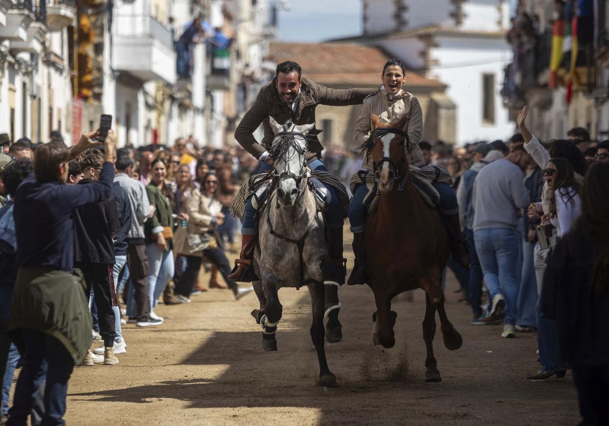 Así han cruzado los jinetes por La Corredera de Arroyo de la Luz