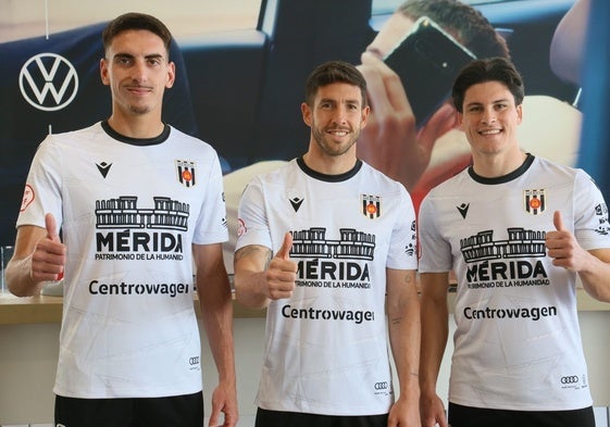 Busi, Felipe Alfonso y Juanjo en la presentación de la nueva camiseta de edición limitada.