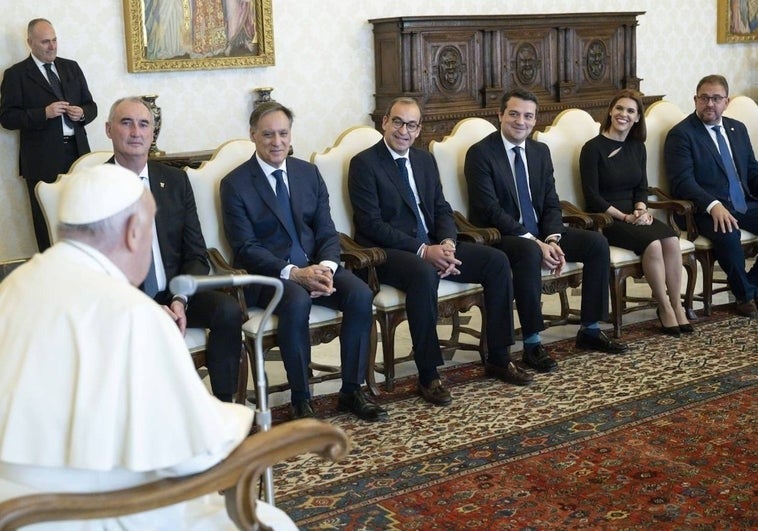 Rodríguez Osuna (primero por la derecha) y Rafael Mateos (cuarto por la derecha) durante su encuentro este sábado con el Papa.
