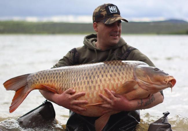Andrés González Lucas, con otra carpa, de 35 kilos, en Orellana.