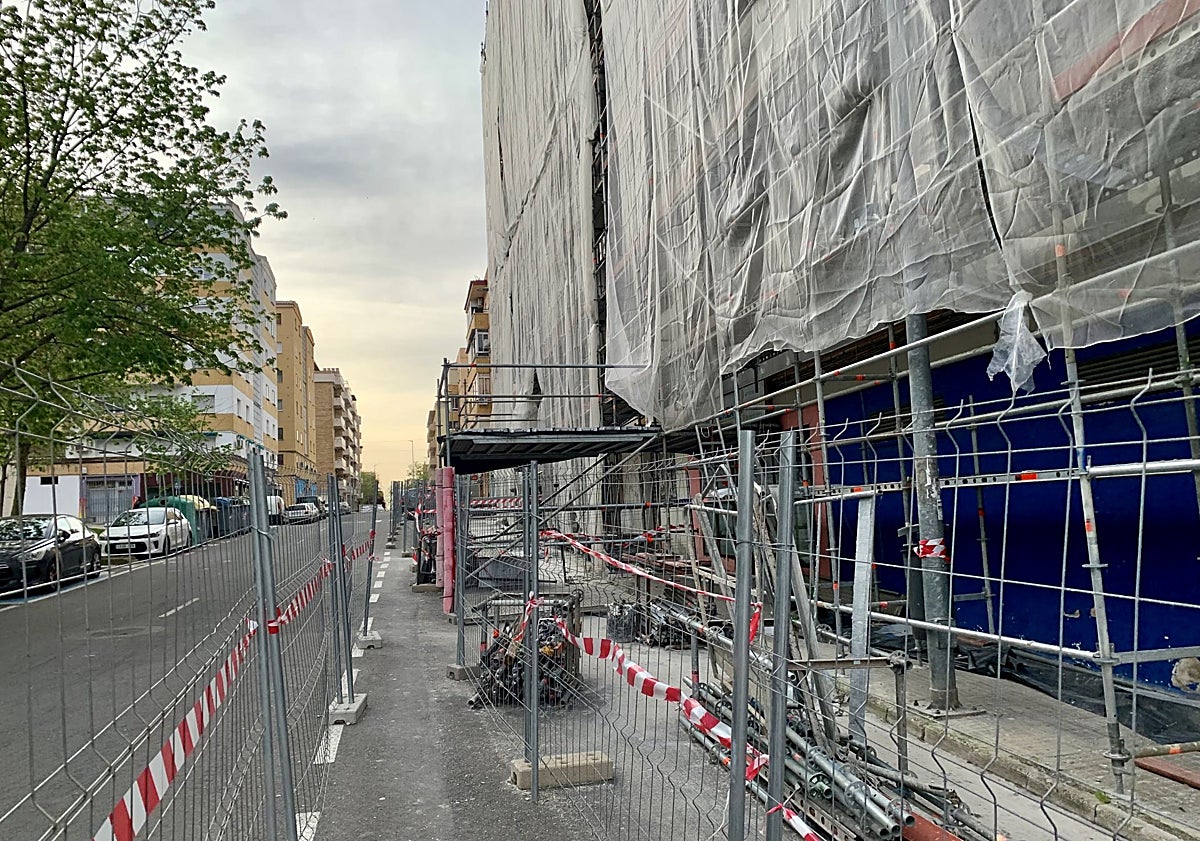 Imagen principal - Arreglo de aceras frente al Serrano Macayo, obras en un edificio de la calle Lima que invaden un carril y zona acordonada junto a Hernán Cortés por la obra del parking. 
