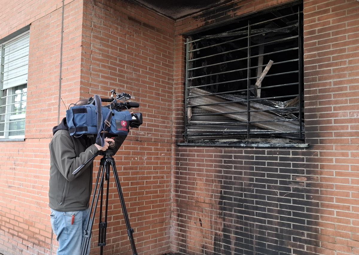 Imagen secundaria 1 - El bajo del edificio tras el incendio.