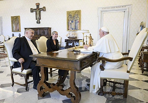La presidenta de Extremadura, María Guardiola, junto al papa Francisco.