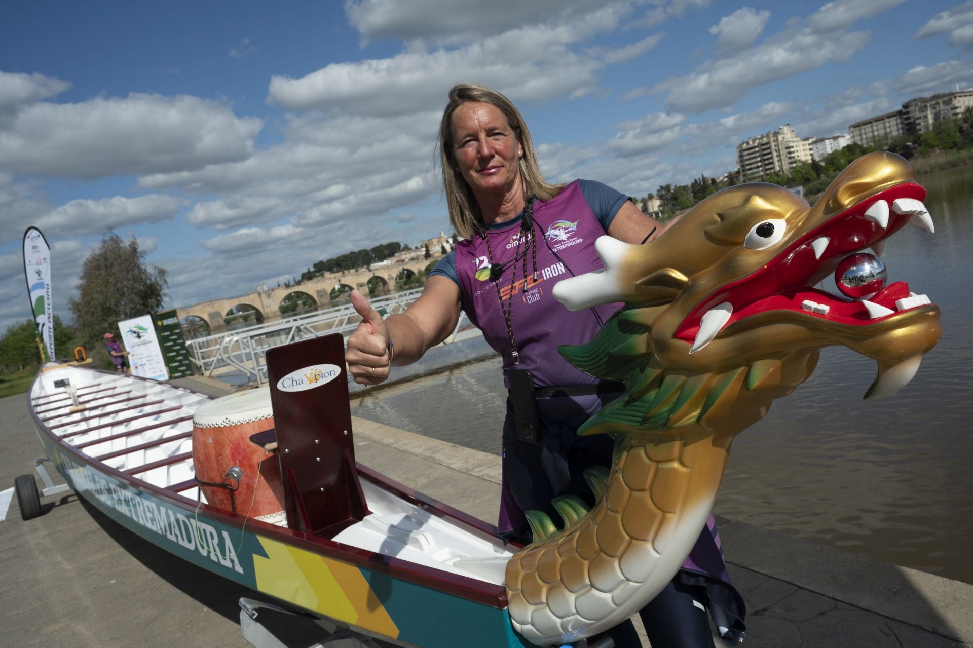 Imagen secundaria 2 - El barco dragón, donde las mujeres con cáncer de mama se hacen palistas