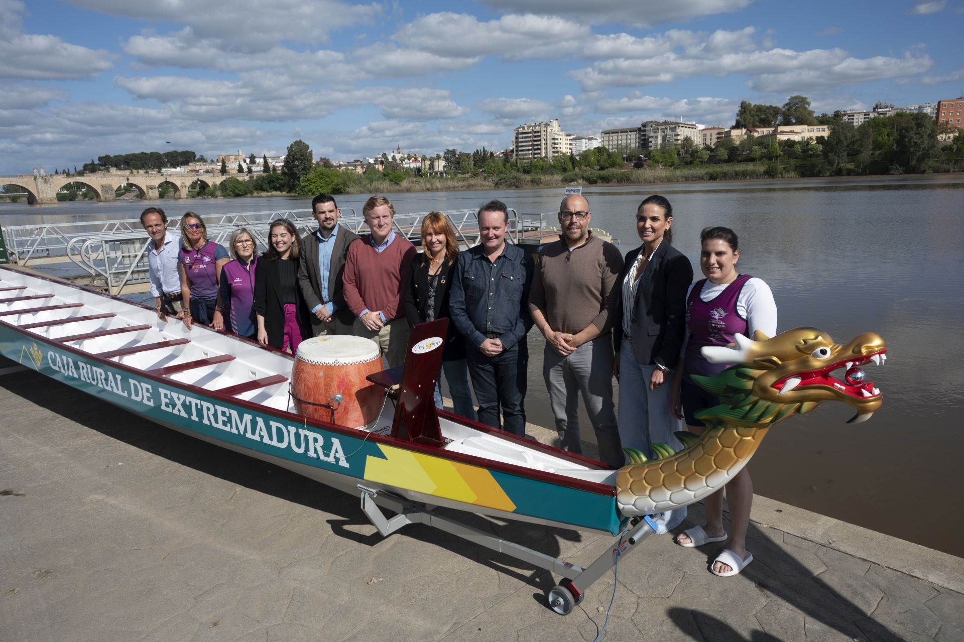 Imagen principal - El barco dragón, donde las mujeres con cáncer de mama se hacen palistas