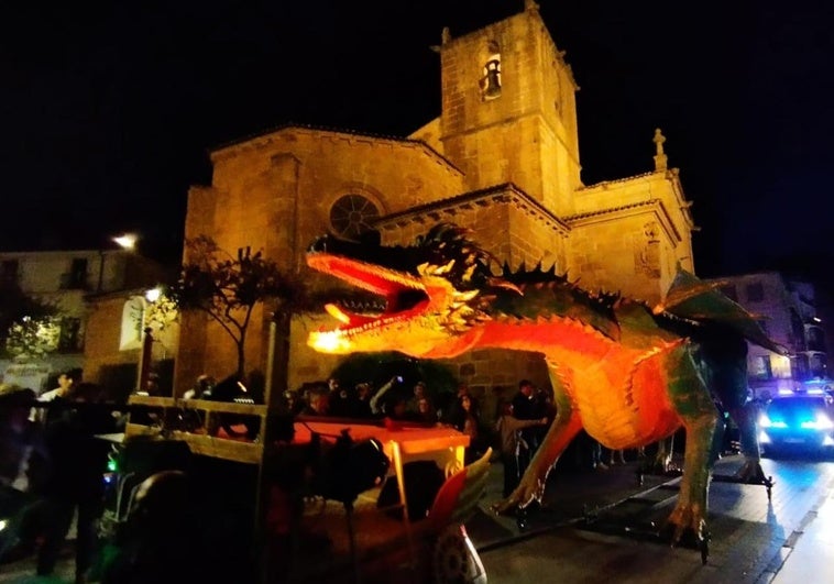 Los cacereños reviven la leyenda de San Jorge en el desfile más multitudinario