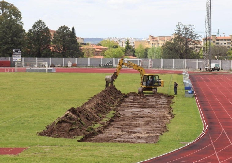 La obra del campo de fútbol de Plasencia comienza con el levantamiento de tierras