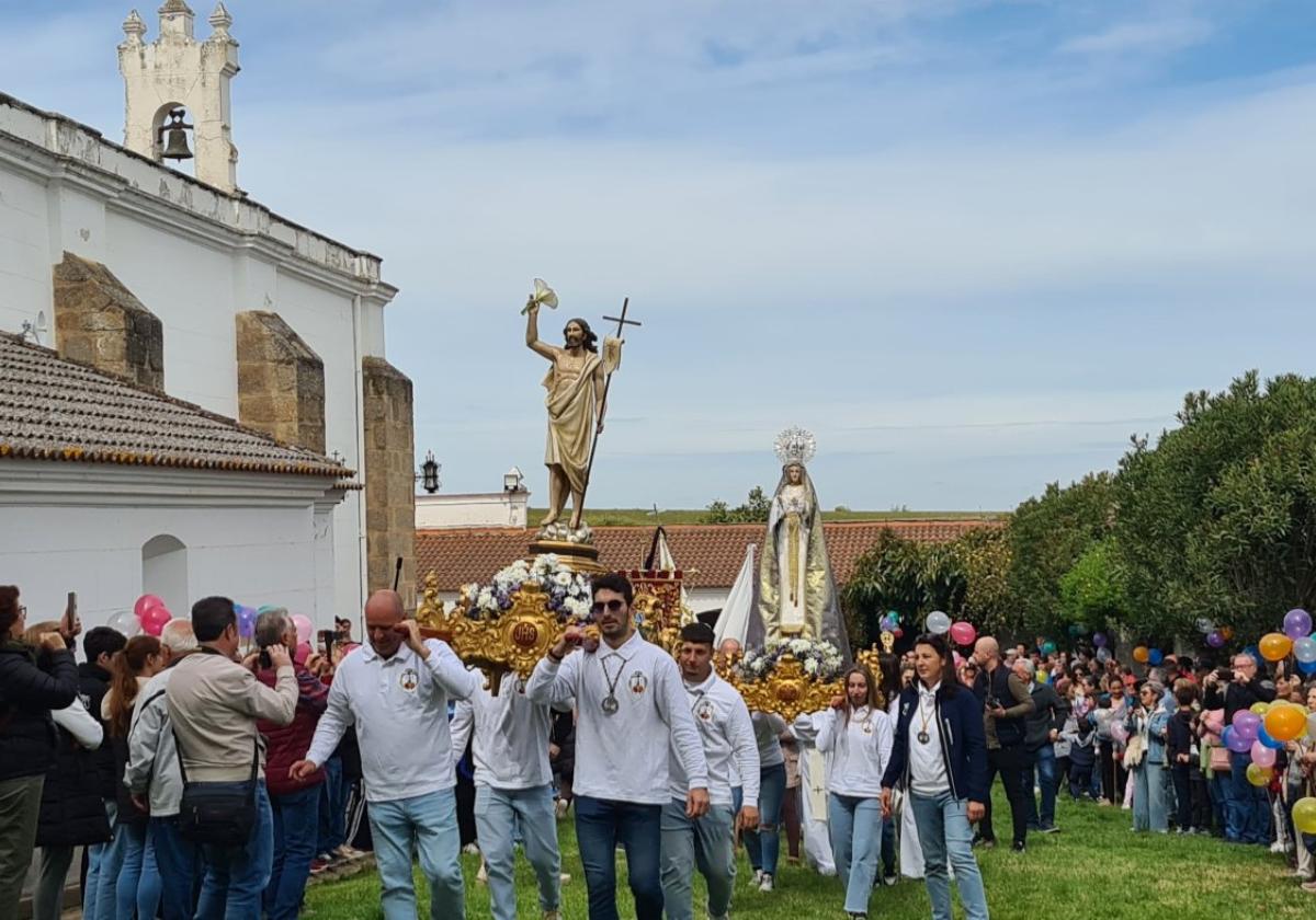 El Encuentro en las Cruces pone fin a la Semana Santa en Don Benito