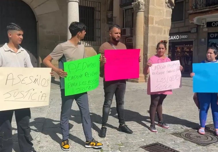 Iván Montaño, el padre de Camelia, junto a otros familiares de la niña fallecida, durante la protesta en Plasencia.