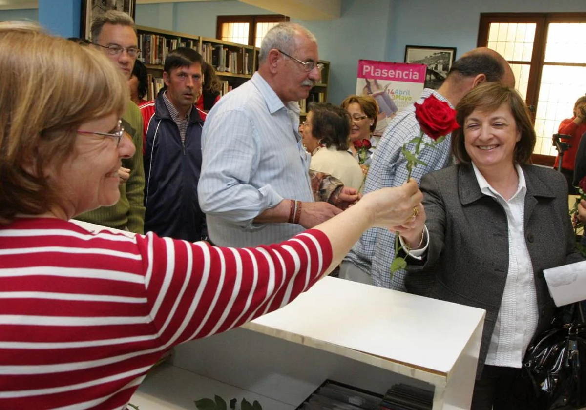 La Biblioteca Municipal de Plasencia conmemora el Día del Libro con rosas y la lectura del Quijote