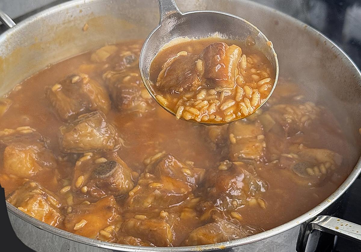 Olla con arroz, costillas y alcachofas