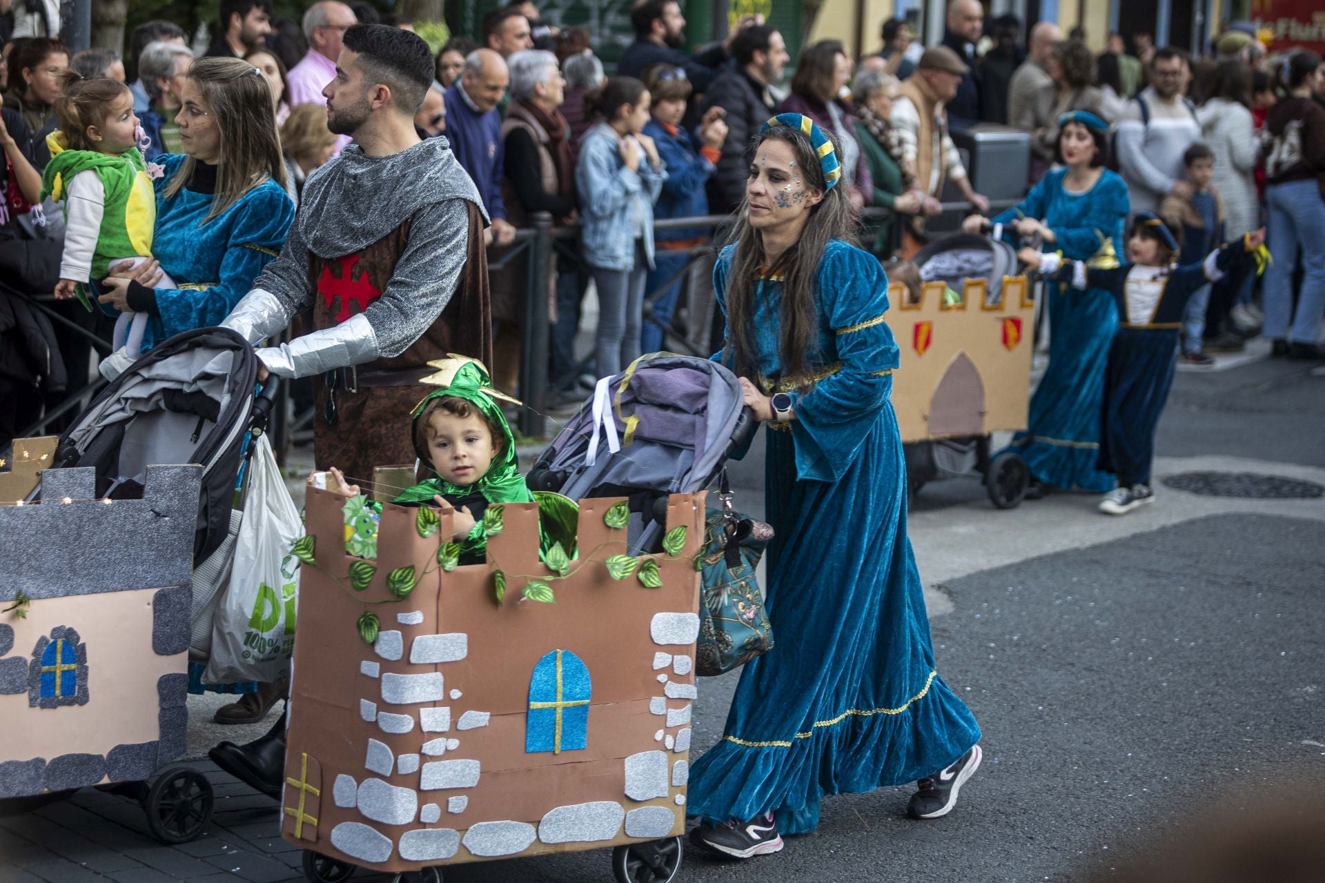 El desfile de San Jorge de Cáceres, en imágenes