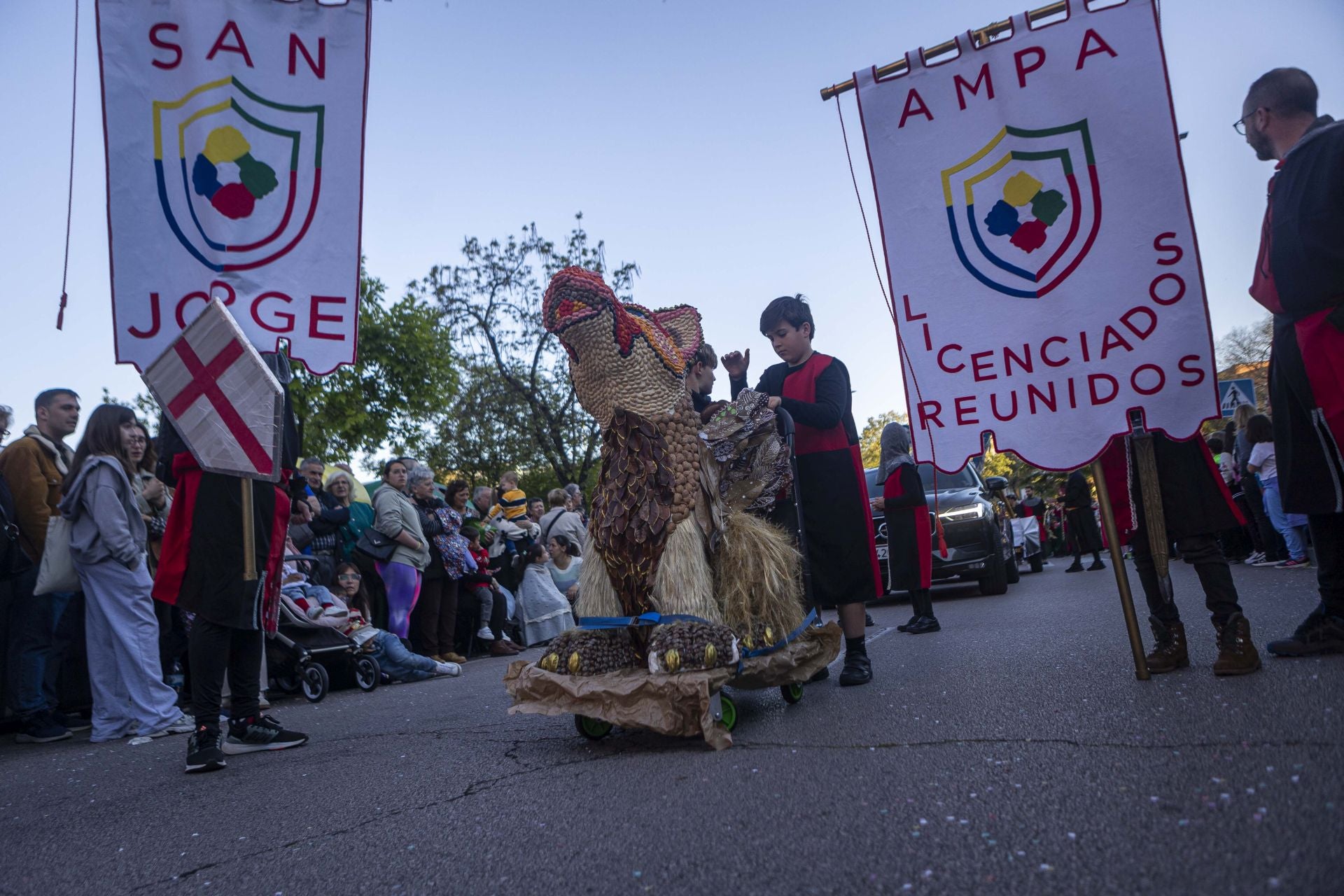 El desfile de San Jorge de Cáceres, en imágenes