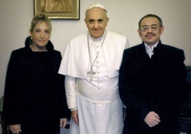 El Papa Francisco, con Diego Neria a su izquierda y la pareja de este, Macarena, en enero de 2015.