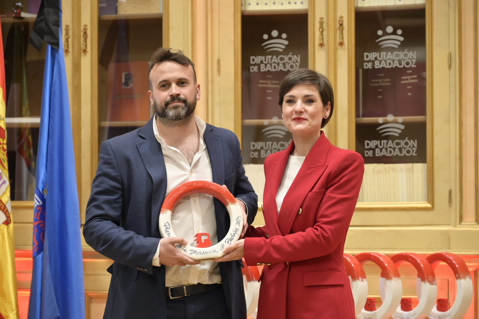 Francisco Javier Nieto, director adjunto de Bodegas Romale, recibe el premio de manos de la vicepresidenta de la Diputación Raquel del Puerto.