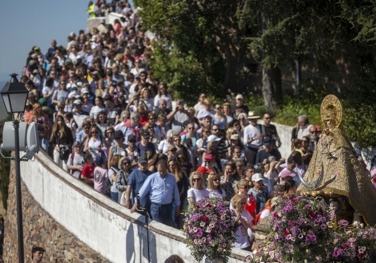 Momento en el que la Virgen de la Montaña deja atrás su Santuario para bajar a la ciudad.