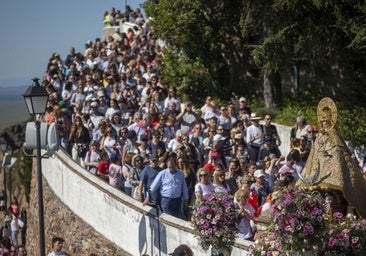 Cáceres recibe a la Virgen de la Montaña en una bajada multitudinaria en el día del patrón